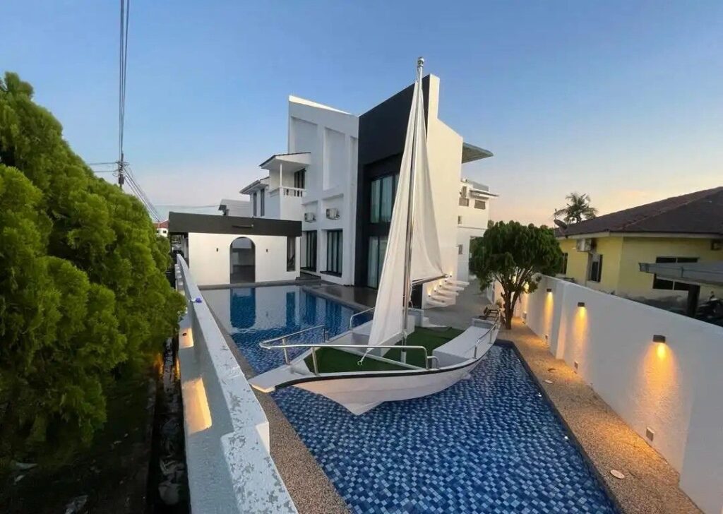 The Luxurious 168 @ Cruise Pool Villa , Melaka, Malaysia — ideal villa for corporate team building and group activities with pool amenities.