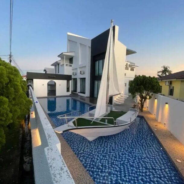 The Luxurious 168 @ Cruise Pool Villa- Best Large Homes Near A’Famosa