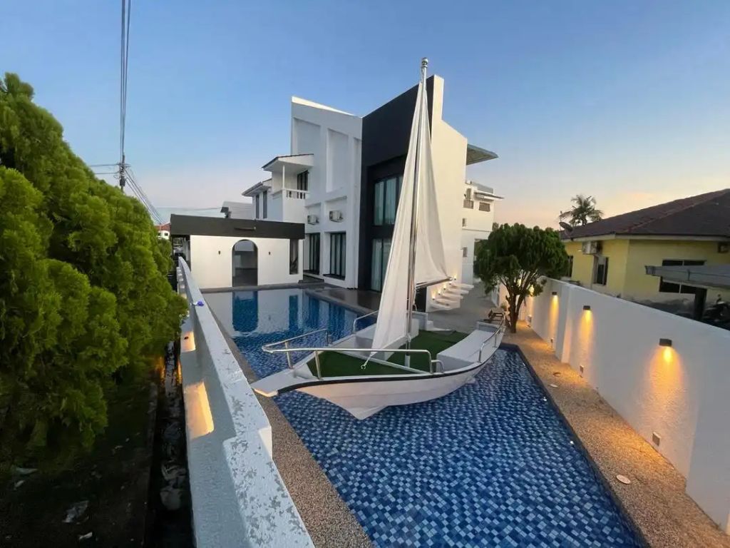 The Luxurious 168 @ Cruise Pool Villa, spacious private pool stay for KL families seeking a relaxing holiday.