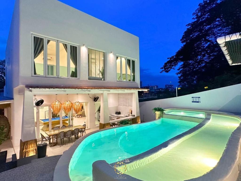 The Luxurious 60 @ Qatar Villa Melaka, a family-friendly luxury stay perfect for Kuala Lumpur holiday groups.