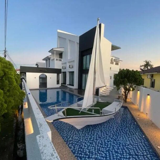 Top homestays for school reunion trips — perfect for large groups and comfortable stays in Melaka, Malaysia.